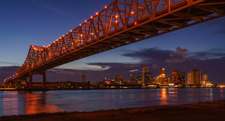 Die Crescent City Connection Bridge am Mississippi, vor der Skyline von New Orleans, Louisiana