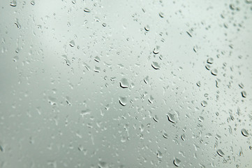 Wassertropfen auf einer Glasscheibe