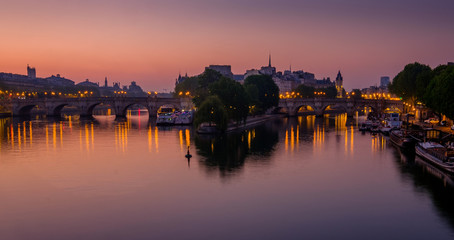 Naklejka premium Dämmerung über Paris