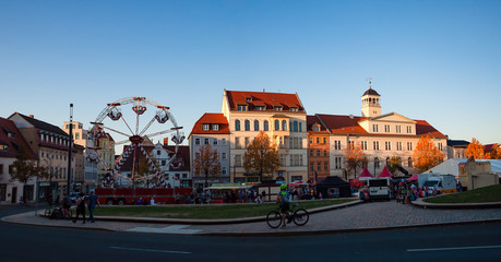 Fototapeta na wymiar Zeitzer Altstadt panorama während Rummel mit Riesenrad und Gewandhaus im Hintergrund
