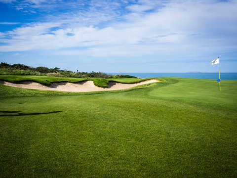 Der West Cliffs Golfplatz an Portugals Silberküste, in der Nähe von Obidos. Er gehört zu den besten Golfpätzen Europas, Nummer eins in Zentral Portugal. 12. Spielbahn, ein Par 3