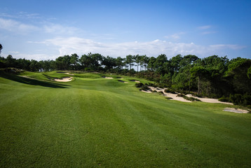Fototapeta premium Der West Cliffs Golfplatz an Portugals Silberküste, in der Nähe von Obidos. Er gehört zu den besten Golfpätzen Europas, Nummer eins in Zentral Portugal. Spielbahn 15 ein Par 5