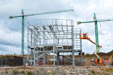 estructura metálica de edificio con grúas alrededor para montar la estructura , vigas metálicas...