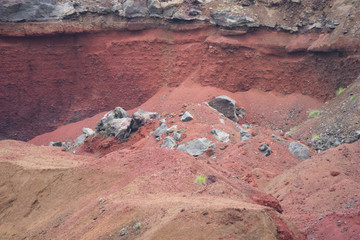 Hintergrund: rote Gesteins- und Erdschichten im Zwillingskrater Seyðishólar / Süd-West-Island © tina7si