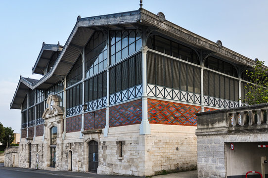 Le march&eacute; des Halles d'Angoul&ecirc;me, une belle architecture alliant verre et fer, France