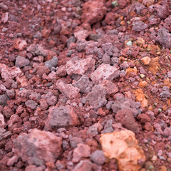 Hintergrund: rote Gesteins- und Erdschichten im Zwillingskrater Seyðishólar / Süd-West-Island