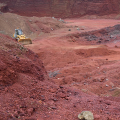 Hintergrund: rote Gesteins- und Erdschichten im Zwillingskrater Seyðishólar / Süd-West-Island © tina7si