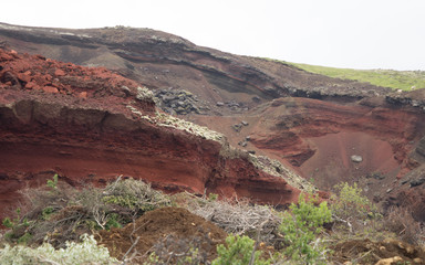 Hintergrund: rote Gesteins- und Erdschichten im Zwillingskrater Seyðishólar / Süd-West-Island