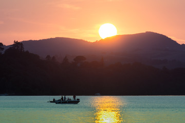 pescatori alle prime luci del tramonto