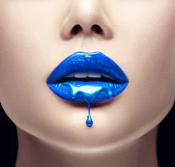 Vlies Fototapete Fantasielippen Blauer Lippenstift tropft. Lipgloss tropft von sexy Lippen, blaue Flüssigkeitstropfen auf den Mund des schönen Modellmädchens, kreatives abstraktes Make-up