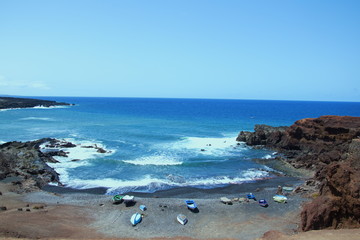Bucht mit Booten auf Lanzarote