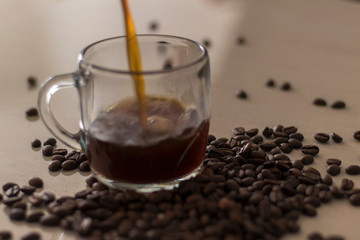 Taza de café con granos de café
