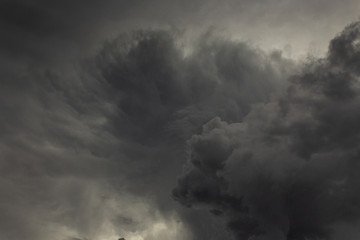 Obraz premium Dark sky with wavy clouds