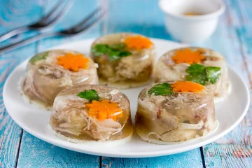Photo sur Plexiglas Plats de repas Viande en gelée aspic aux légumes, holodets de plats traditionnels russes