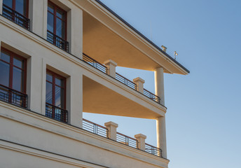 Fototapeta na wymiar Balkone und Fenster eines Hauses