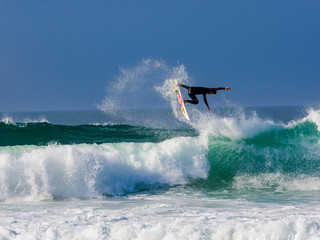 Surfer am Atlantik in Portugal, nahe Obidos