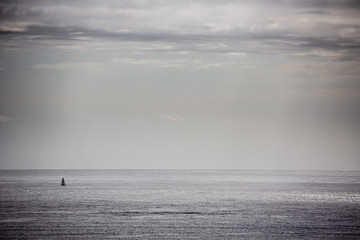 kleines einzelnes Segelboot vor der Küste Neuseelands