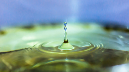 einzelner Wassertropfen ruhig in stillen Wasser See mit Farbe t&uuml;rkis gr&uuml;n