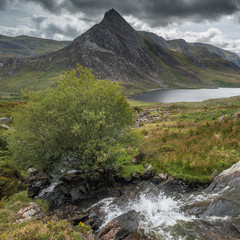Stunning landscape image of countryside around Llyn Ogwen in Snowdonia during ear;y Autumn - obrazy, fototapety, plakaty