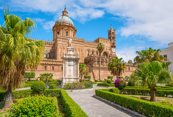 Obraz premium The Cathedral of Palermo with the Santa Rosalia statue and garden. Sicily, southern Italy.