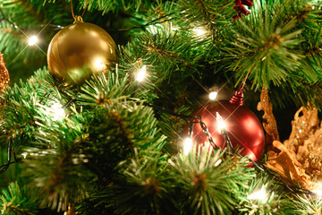 Obraz na płótnie Canvas Close up christmas tree decorated with christmas balls and light
