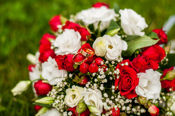 Wedding rings on the flower bouquet