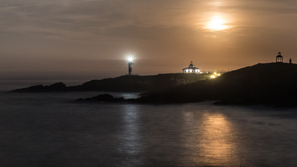 Obraz premium Full moon accompanying the lighthouse!