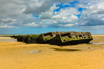 Fototapeta na wymiar Playa de Arromanches, Francia, restos históricos del Desembarco de Normandía, Segunda Guerra Mundial