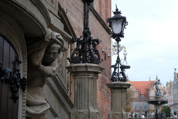 Fototapeta na wymiar Polska, Gdańsk - rzeźby gigantów (atlantów) przy Ratuszu Głównego Miasta, na starówce