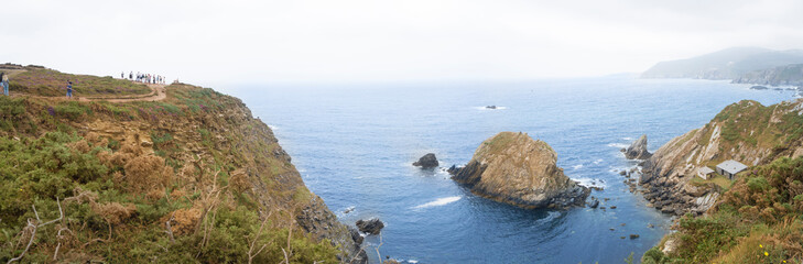 Paisaje de acantilados mirando al mar en Loiba en La Coruña, España, verano de 2018