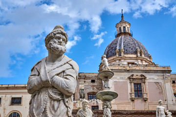 Fototapeta na wymiar Statue and church in Palermo