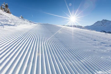 Poster Im Rahmen Neuschnee auf der Skipiste während des sonnigen Tages. © Lukas Gojda