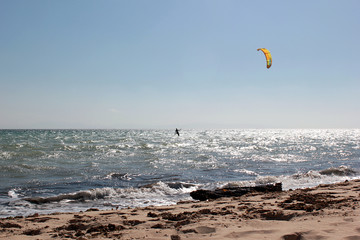 kitesurfer am strand von val de vaqueros nahe tarifa