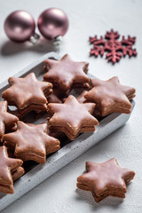 Rotweinsterne mit Weihnachtskugeln 