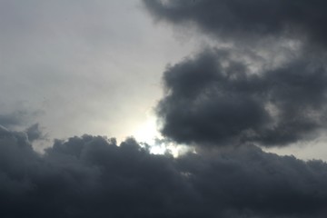 Fototapeta na wymiar Neblina gris en el cielo