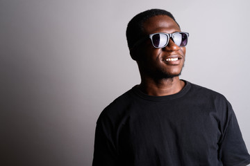 Obraz premium Young African man wearing black shirt against gray background