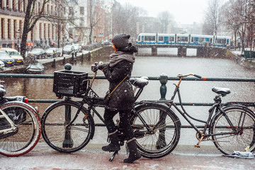 Obraz premium Girl on a bicycle on the bridge