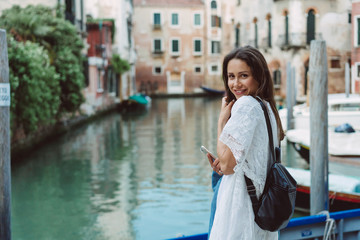 Obraz premium young girl walks the streets of Venice