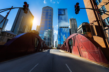 Obraz premium Most i budynek w centrum Chicago