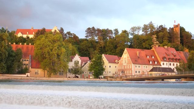 Lech in Landsberg am Lech mit Lechbr&uuml;cke und Mutteturm vom Lechwehr aus gesehen