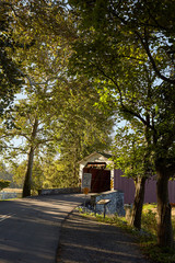 Obraz premium Erb's Mill Covered Bridge, Amish Country, Lititz, Lancaster County, Pennsylvania, USA on a late summer day.