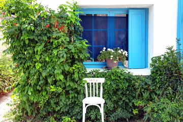 Ambiance Charente-Maritime, une chaise dans une ruelle