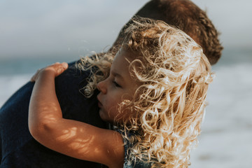 Little girl giving her dad a hug © Rawpixel.com