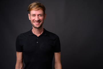 Naklejka premium Studio shot of blond bearded man against gray background