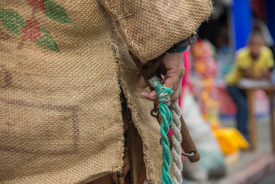 mano indigena con chicote de palma