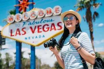 Tuinposter Las Vegas vrouwelijke fotograaf die vreugdevol camera draagt