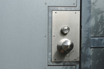 鉄扉のドアノブ