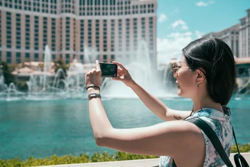 Tissu par mètre Las Vegas jeune fille voyageur prendre des photos de fontaine