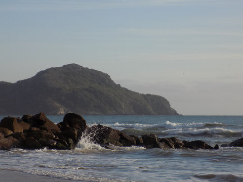 La isla y la ola chocando 
