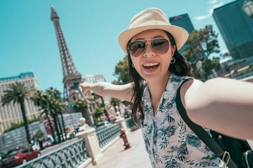 Crédence de cuisine en verre imprimé Las Vegas Asian woman taking selfie photo on America travel